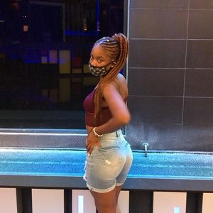 Meet your Posher, Mona